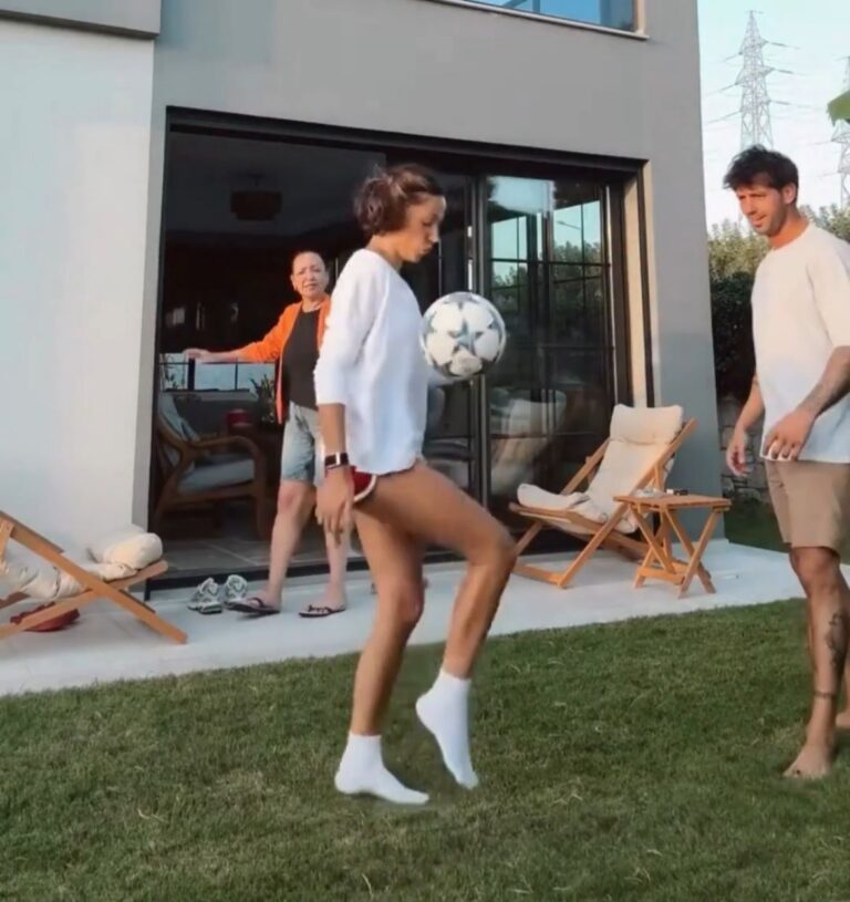 ZEYNEP BASTIK VE SERKAY TÜTÜNCÜ FUTBOL OYNAYARAK EĞLENDİ