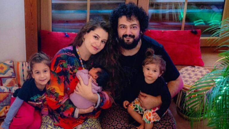 ATİYE VE EŞİ DÖRDÜNCÜ ÇOCUKLARINI KUCAKLADI